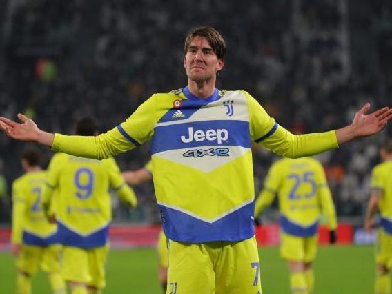 详解棒球规则中的“打者干扰”当挥棒随挥动作触及捕手身体